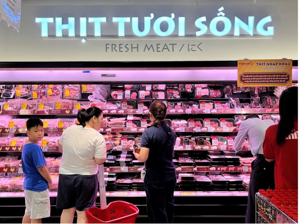 Khu thực phẩm tươi sống tại FujiMart Linh Đàm.