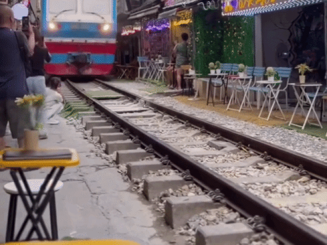 Vụ du khách bị tàu hỏa húc văng điện thoại: Công an xử phạt chủ quán cà phê