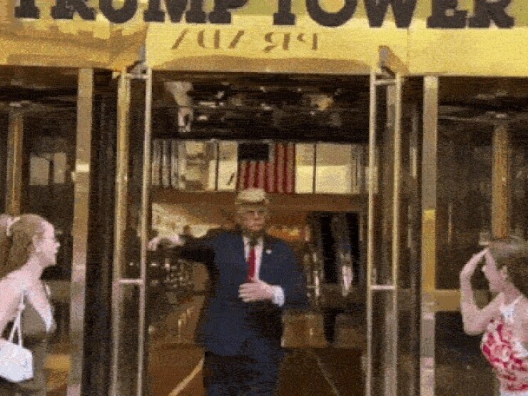 Huyền Baby check in tháp Trump
