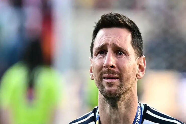 Messi rời xa sân cỏ vô thời hạn, có thể chính thức giải nghệ sau cú sốc mất cha