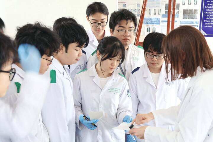 Điểm trúng tuyển 5 ngành của Trường ĐH Khoa học Sức khỏe dao động từ 67 đến 82,6 điểm.