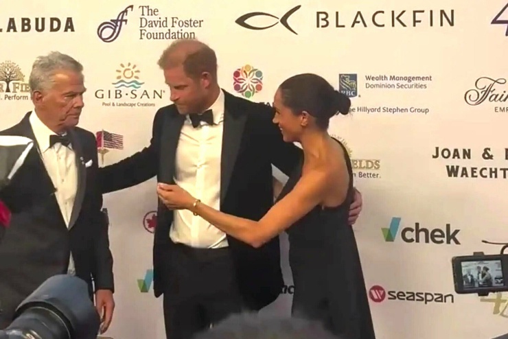 Vợ chồng Harry - Meghan và David Foster trên thảm đỏ hôm 7/8. Ảnh: Chụp màn hình