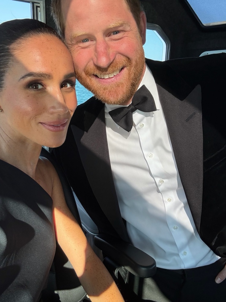 Harry - Meghan selfie trong sự kiện. Ảnh: Instagram