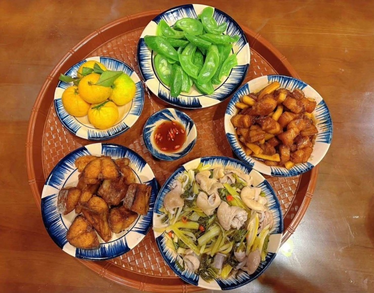 Đi làm về muộn, mẹ đảm Quảng Ninh nấu mâm cơm đủ món mỗi ngày - 2