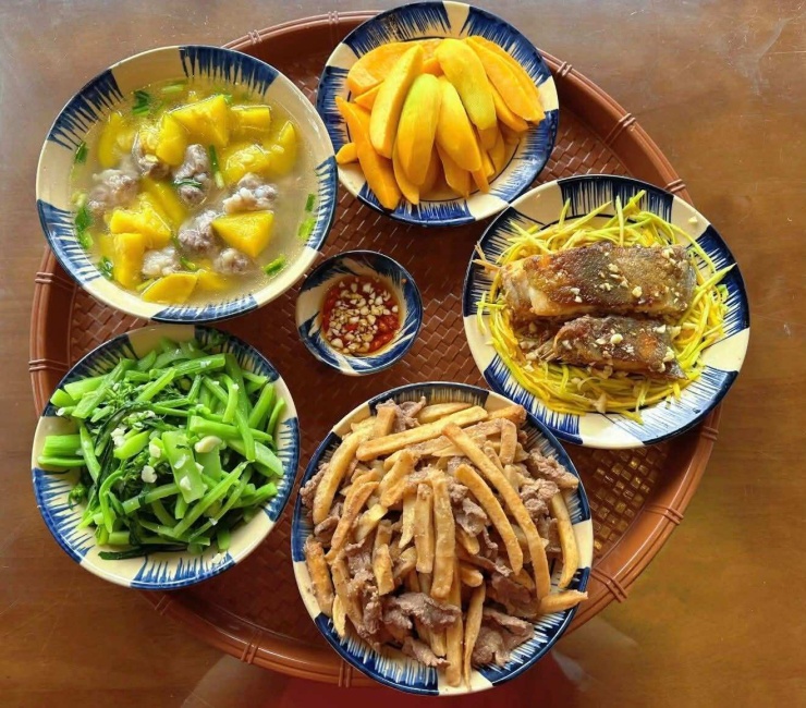 Đi làm về muộn, mẹ đảm Quảng Ninh nấu mâm cơm đủ món mỗi ngày - 7