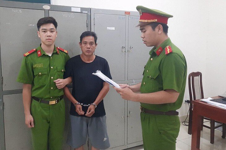Công an tống đạt quyết định khởi tố, bắt tạm giam đối với Phạm Trung Kiên (người mặc áo đen). Ảnh: Công an xã Đại Phúc.