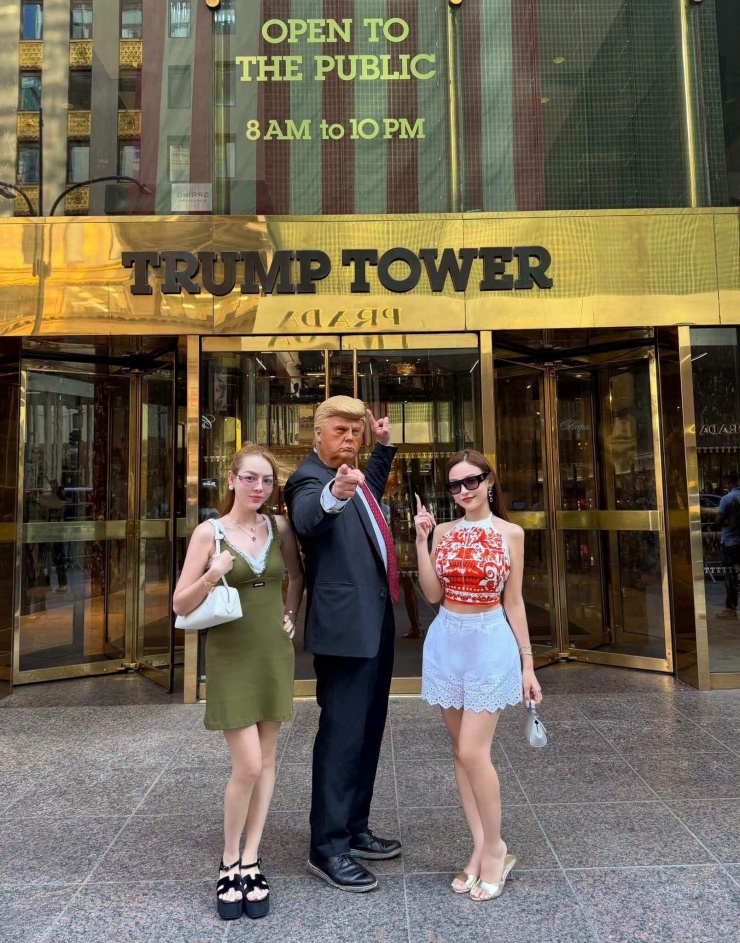 Huyền Baby (phải) và bạn check in trước sảnh của Trump Tower cùng nhân viên đeo mặt nạ, mặc đồ theo phong cách ông Trump, hôm 10/8.