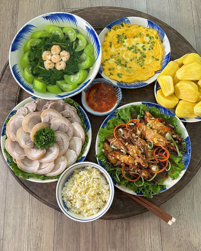 Bắp giò luộc chấm mắm tôm chua, trứng tráng hành vàng ươm, canh mồng tơi nấu tôm ngọt mát và đĩa mít ta thơm lừng cho món tráng miệng. Không cầu kỳ, mâm cơm vẫn có đủ món mặn, món canh và món ăn kèm.