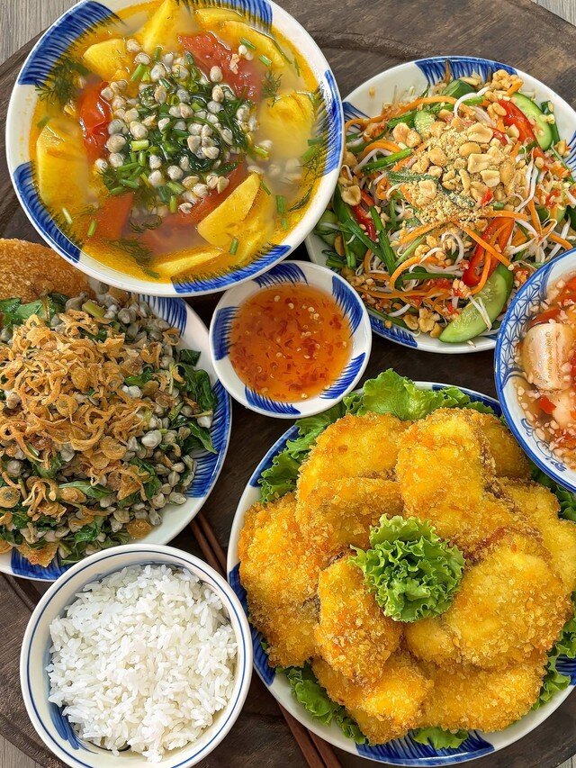 Cá diêu hồng chiên xù; Hến xúc bánh đa; Canh hến nấu chua; Nộm dưa giá và cà pháo