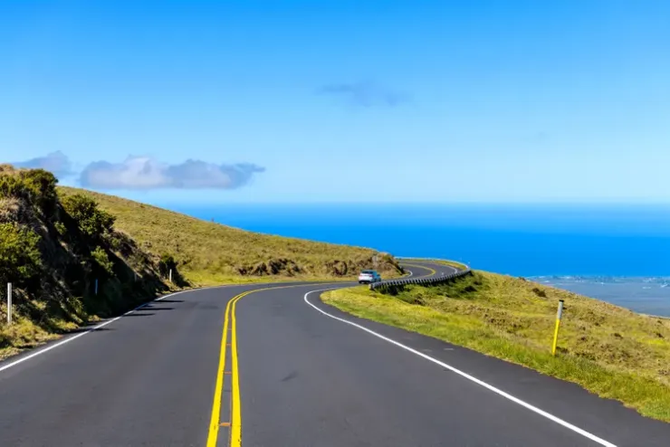 Ôtô lưu thông trên đường cao tốc Haleakala. Ảnh: Adobe Stock