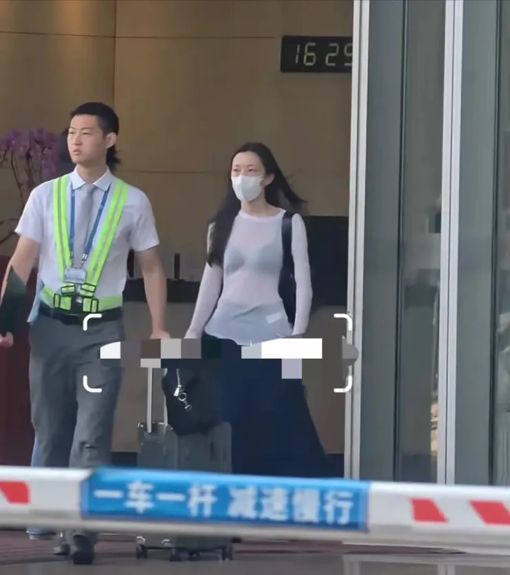 Lý Yên ở sân bay. Video: Weibo