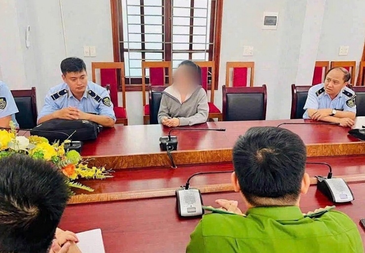 Cơ quan chức năng làm việc với người phụ nữ.