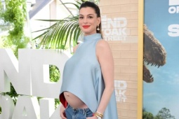Anne Hathaway bị chê mặc đồ bầu 'kỳ quặc' trên thảm đỏ