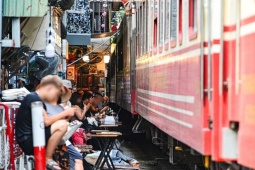Sau vụ cô gái bị tàu hất văng điện thoại, 'phố cà phê đường tàu' vẫn đông khách