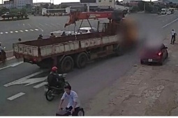 Xe tải tông 4 xe máy đang dừng chờ đèn đỏ ở Hà Tĩnh