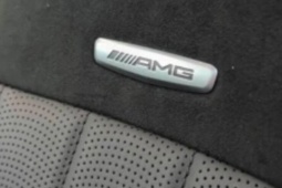 Mercedes-AMG bị khởi kiện hãng vì logo trên ghế quá nóng gây bỏng da