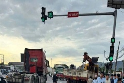 TP NOW: Xe tải tông 4 xe máy đang dừng chờ đèn đỏ ở Hà Tĩnh