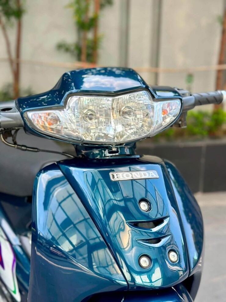So với những mẫu xe máy hiện đại, trang bị của Wave Alpha 2004 khá cơ bản. Xe sử dụng phanh cơ, vành nan hoa, đồng hồ cơ và hệ thống khởi động theo kiểu truyền thống. Chính sự đơn giản này cũng là một trong những điểm khiến dòng xe đời cũ được những người chơi xe yêu thích.