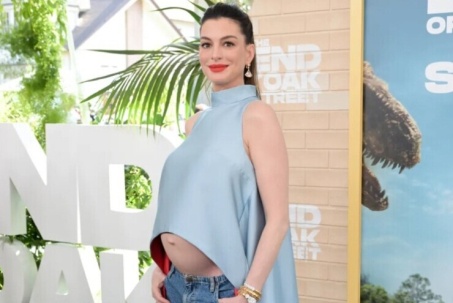 Anne Hathaway bị chê mặc đồ bầu 'kỳ quặc' trên thảm đỏ