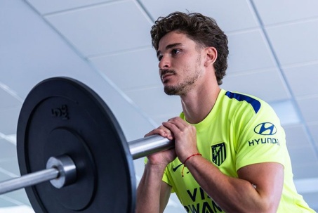 Julian Alvarez gây sự trong ngày đầu trở lại Atletico, làm căng đòi sang Barca