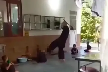 Phẫn nộ cảnh người đàn ông đánh đập cháu bé dã man ở chùa Bầu, Phú Thọ