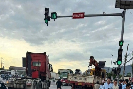 TP NOW: Xe tải tông 4 xe máy đang dừng chờ đèn đỏ ở Hà Tĩnh