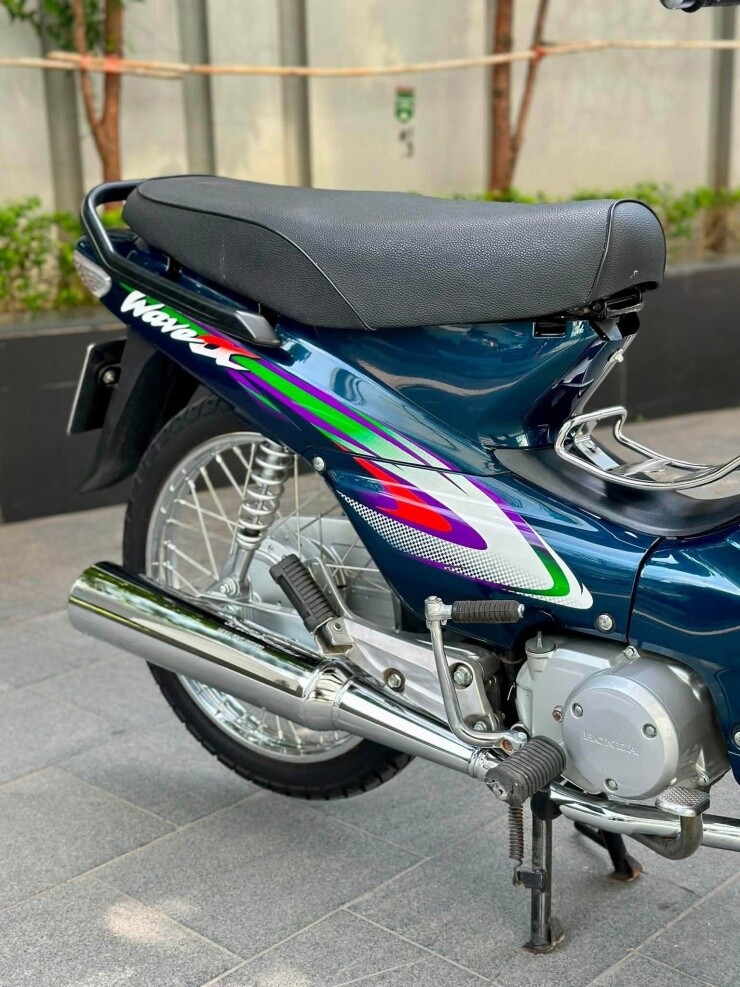 So với những mẫu xe máy hiện đại, trang bị của Wave Alpha 2004 khá cơ bản. Xe sử dụng phanh cơ, vành nan hoa, đồng hồ cơ và hệ thống khởi động theo kiểu truyền thống. Chính sự đơn giản này cũng là một trong những điểm khiến dòng xe đời cũ được những người chơi xe yêu thích.