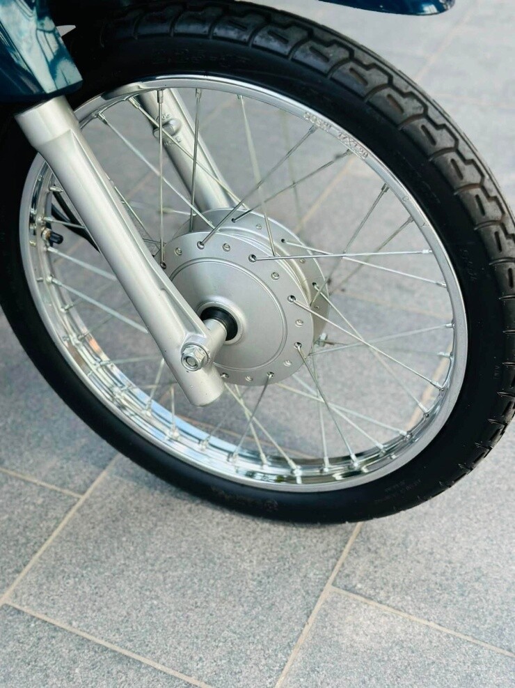 So với những mẫu xe máy hiện đại, trang bị của Wave Alpha 2004 khá cơ bản. Xe sử dụng phanh cơ, vành nan hoa, đồng hồ cơ và hệ thống khởi động theo kiểu truyền thống. Chính sự đơn giản này cũng là một trong những điểm khiến dòng xe đời cũ được những người chơi xe yêu thích.