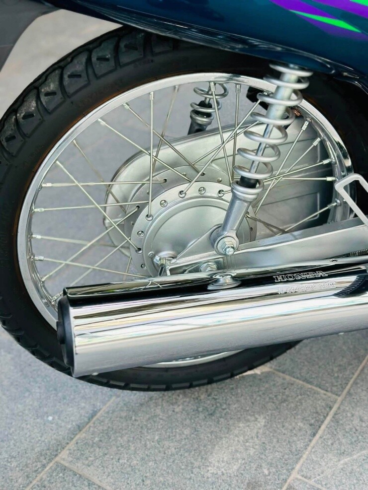 So với những mẫu xe máy hiện đại, trang bị của Wave Alpha 2004 khá cơ bản. Xe sử dụng phanh cơ, vành nan hoa, đồng hồ cơ và hệ thống khởi động theo kiểu truyền thống. Chính sự đơn giản này cũng là một trong những điểm khiến dòng xe đời cũ được những người chơi xe yêu thích.