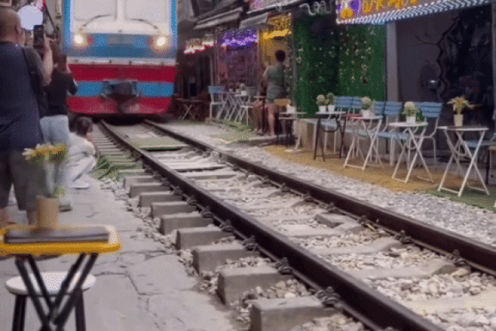 Vụ du khách bị tàu hỏa húc văng điện thoại: Công an xử phạt chủ quán cà phê