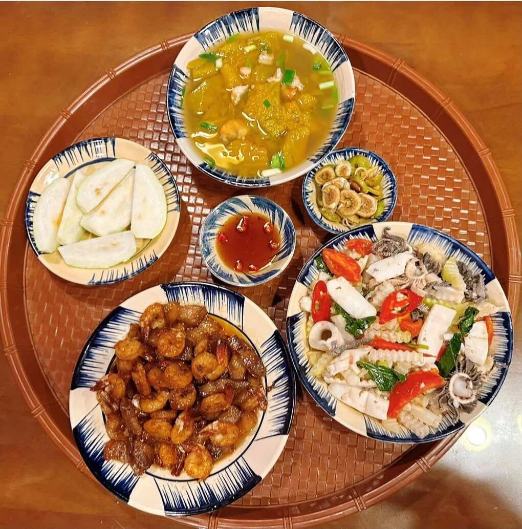 Đi làm về muộn, mẹ đảm Quảng Ninh nấu mâm cơm đủ món mỗi ngày - 11