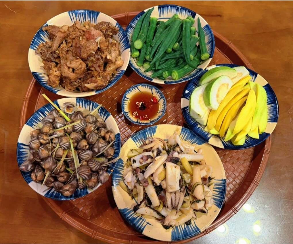 Đi làm về muộn, mẹ đảm Quảng Ninh nấu mâm cơm đủ món mỗi ngày - 14