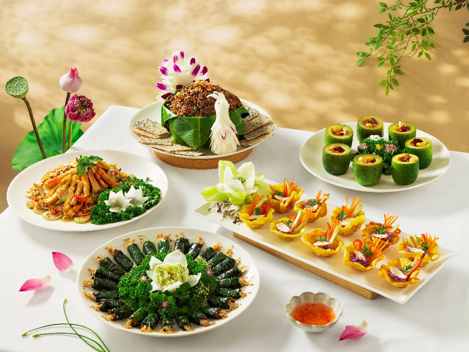 Hình ảnh món bò cuộn lá cuộn lá lốt nấm kim châm cùng các món chay khác.