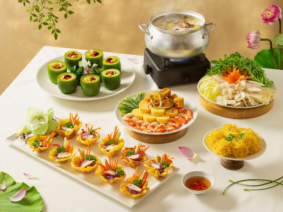 Lẩu thập bảo Trung Hoa cùng các món bí xanh tiềm thảo quả, salad tam sắc mang đến làn gió mới cho buffet chay Viễn Đông.