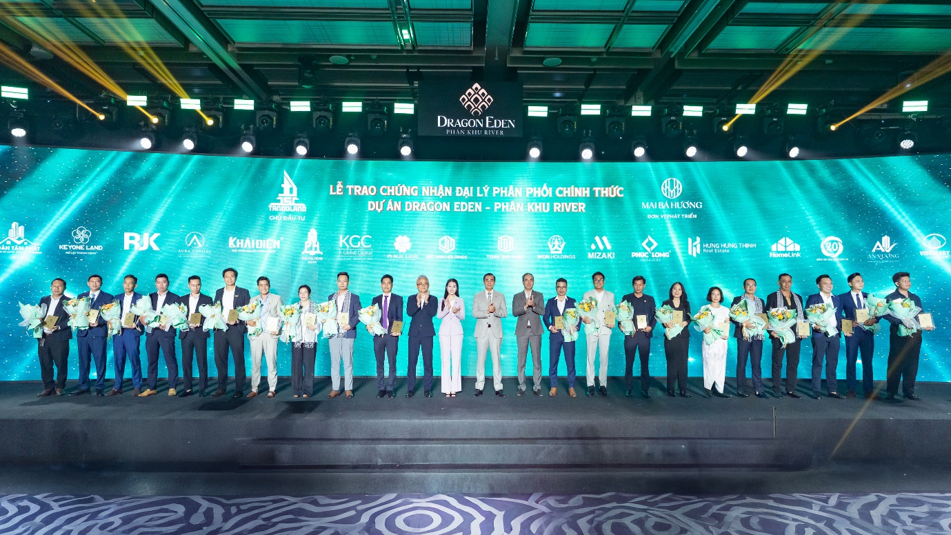 Đại diện các đơn vị tại lễ trao chứng nhận đại lý phân phối chính thức dự án Dragon Eden – Phân khu River. (Ảnh: Dragon Eden).