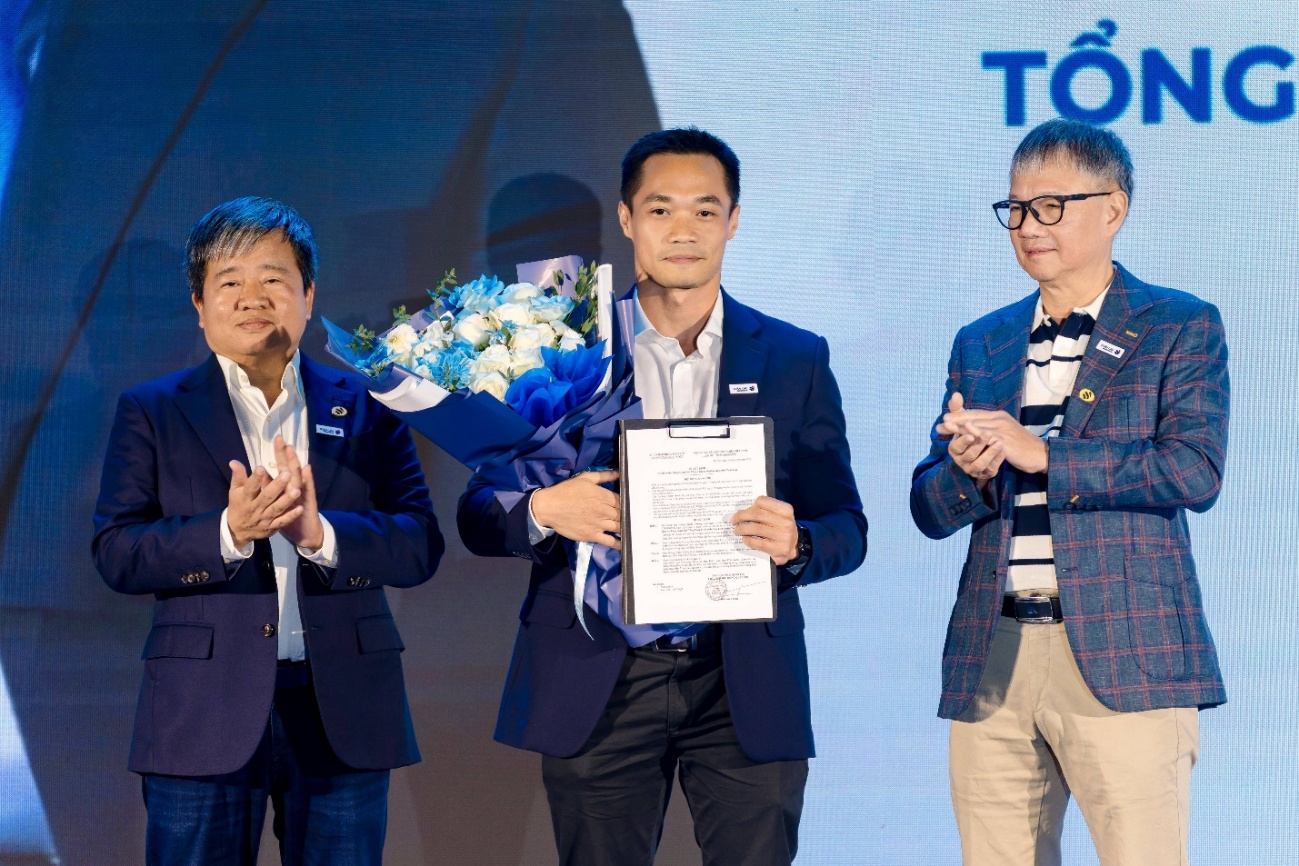 Ông Hoàng Quốc Cường nhận quyết định bổ nhiệm từ ông Hồ Nam Thắng – Chủ tịch HĐQT và ông Phan Hoàng Chung Thủy – Nguyên Tổng Giám đốc. Ảnh: Doanh nghiệp.