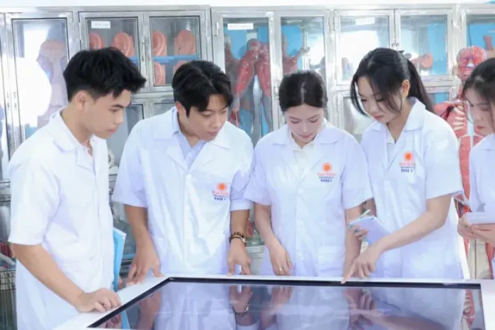 Ngành Y khoa: Điểm chuẩn cao, học phí "khủng"