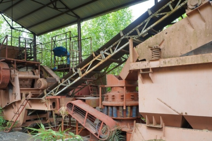 Những cỗ máy tiền tỷ bỏ hoang gần thập kỷ giữa rừng ở Huế