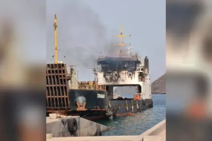 Tàu hàng bốc cháy sau khi trúng tên lửa Houthi, 6 người chết