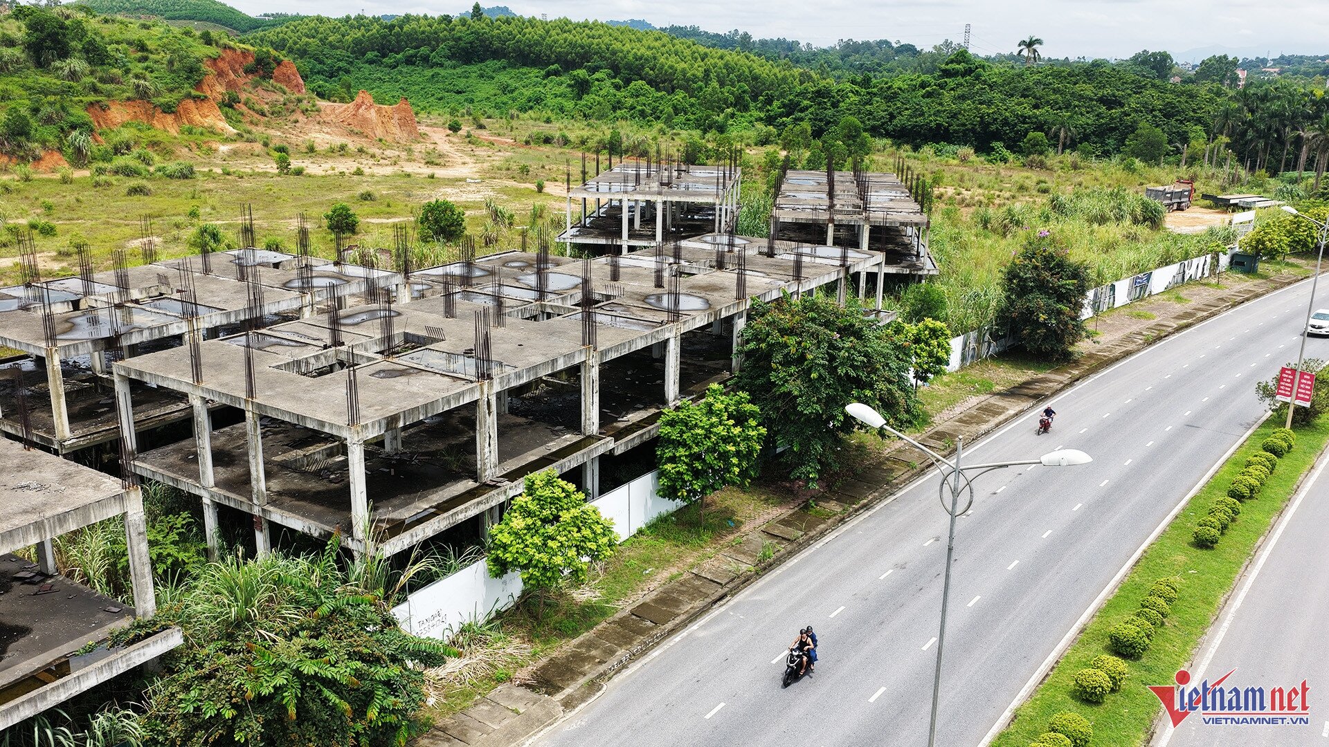 3 khối nhà bê tông bỏ hoang nằm sát mặt đường Trường Chinh dẫn vào KCN Thuỵ Vân. Ảnh: Đức Hoàng