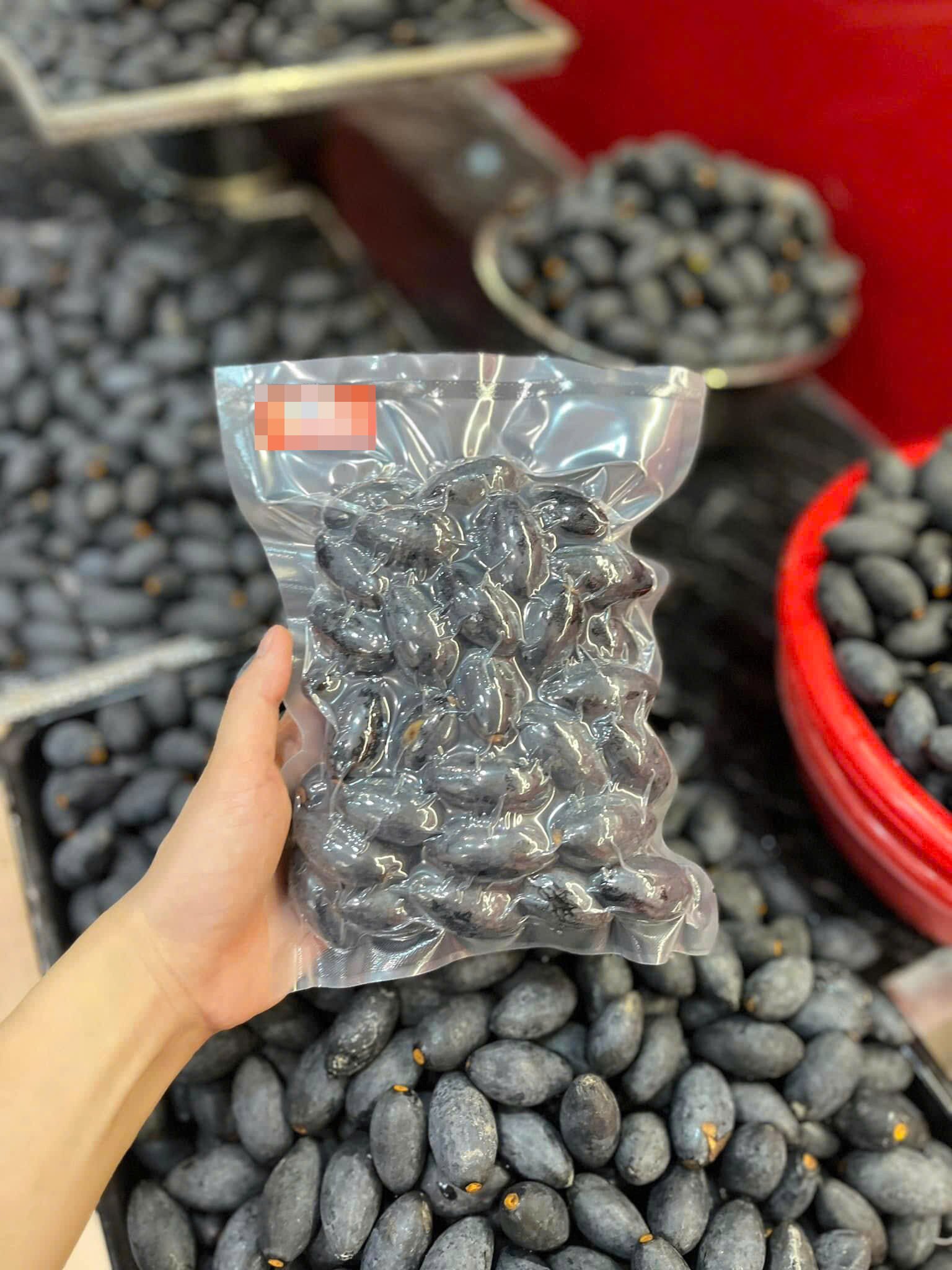 Quả trám đen được ví như "vàng đen" ở miền Bắc vì khó thu hái, mỗi năm chỉ có một mùa. Loại quả này cũng có giá trị kinh tế cao và chứa nhiều chất dinh dưỡng. Ảnh: NVCC