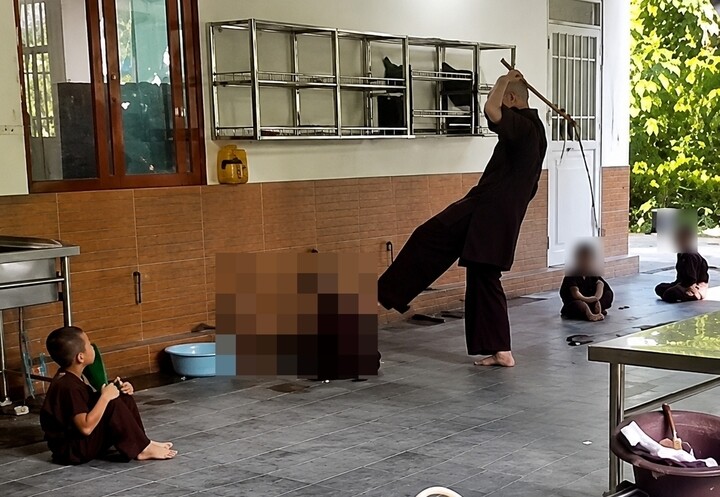 Hình ảnh người đàn ông mặc áo nâu sồng đánh đập cháu bé gây phẫn nộ.
