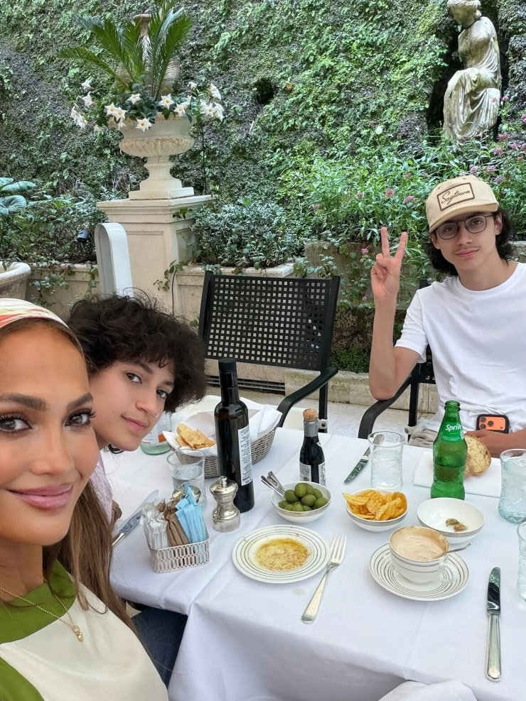 J.Lo bên hai con song sinh trong kỳ nghỉ ở Italy. Ảnh: Instagram