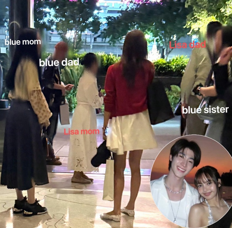Lisa (áo đỏ) trong tấm hình có sự xuất hiện của bố mẹ cô và bố mẹ Blue. Ảnh: X