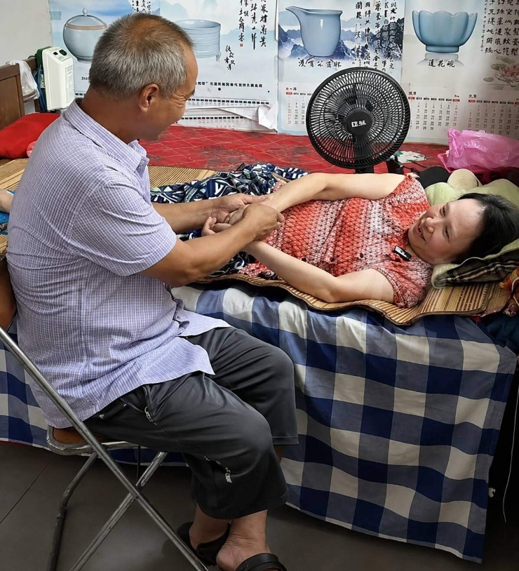 Ông Li nói vẫn sẽ chăm vợ 35, 45 năm nữa. Ảnh: Toutiao