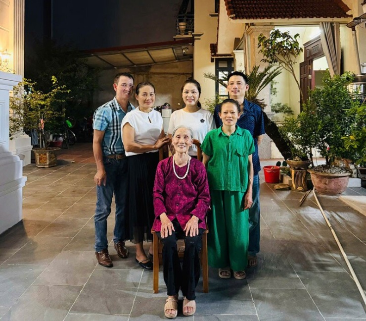 Bà nội chồng, bố mẹ chồng (ngoài cùng bên trái), chú thím chồng (ngoài cùng bên phải) và cô chồng của Yến (áo xanh)&nbsp;