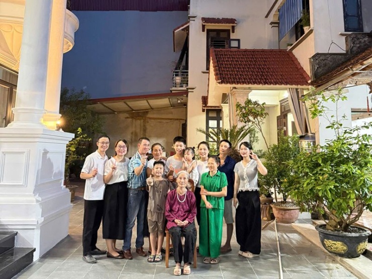 Vợ chồng Yến (ngoài cùng bên trái) bên đại gia đình&nbsp;