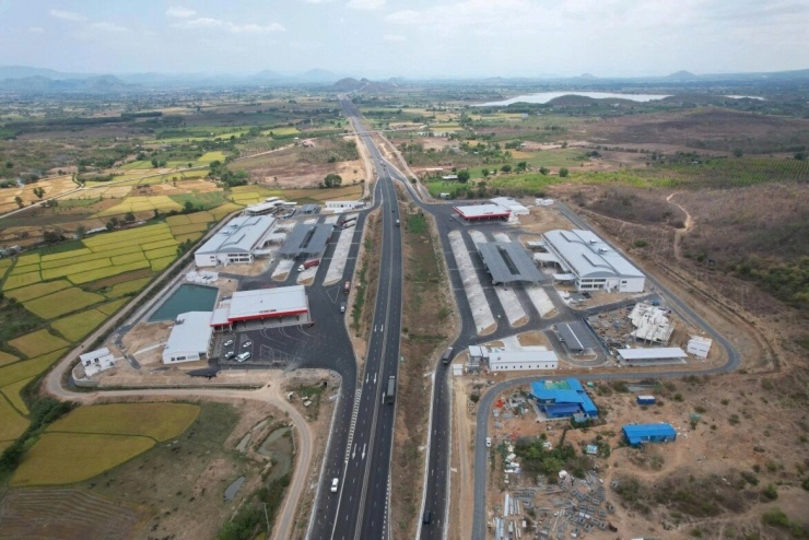 Bộ Xây dựng cho biết, 18 trạm dừng nghỉ còn lại trên cao tốc Bắc - Nam sẽ được hoàn thành trong năm 2026 theo cam kết, trừ trạm Vĩnh Hảo - Phan Thiết do vướng mặt bằng, chậm triển khai.