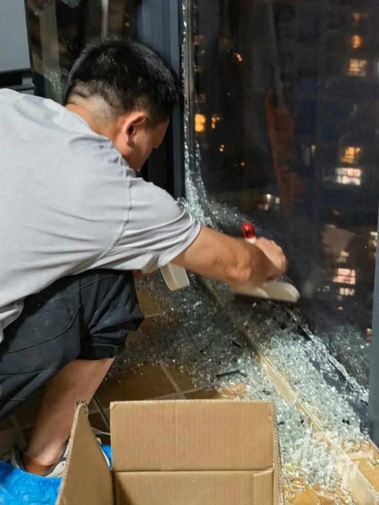 Kính vỡ do nắng nóng được chia sẻ trên mạng xã hội Trung Quốc. Ảnh: Global.hk01.com