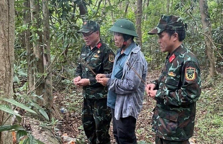 Lục lượng khảo sát xác định vị trí nghi có hài cốt liệt sĩ. (Ảnh: Quang Cường)